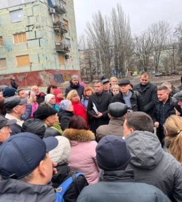 У Запоріжжі представники міської влади зустрілися з мешканцями одного зі зруйнованих будинків