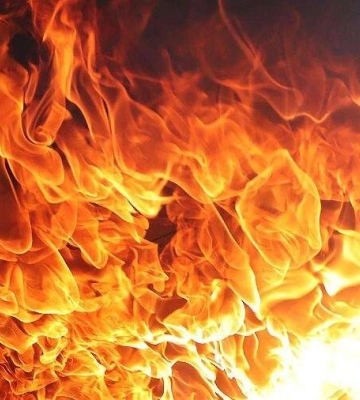 На Дніпропетровщині чоловік обгорів у власній домівці через велику пожежу