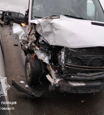 Водійка Mitsubishi виїхала на зустрічну смугу: подробиці ДТП на мосту в Луцьку