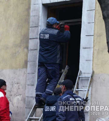 У Дніпрі відновлюють житлові будинки, пошкоджені під час ракетного удару