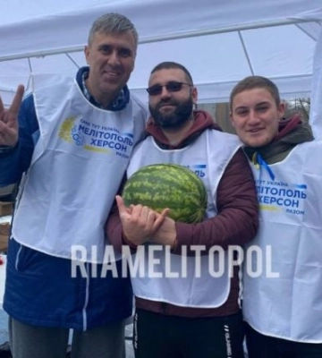 Херсон передал Мелитополю арбуз - скоро будем пробовать черешню (фото, видео)