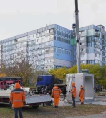 У Дніпрі для захисту населення від ворожих атак продовжують встановлювати мобільні укриття