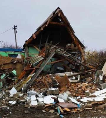 Зруйновані будинки та воронки від снарядів: росіяни обстріляли з артилерії два райони Запорізької області