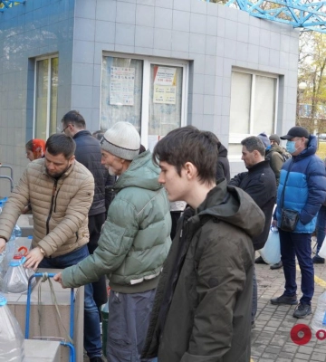 Зарядные станции в магазинах и очереди за водой: как одесситы справляются с отсутствием электроэнергии