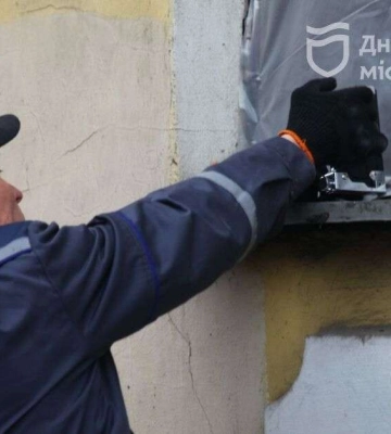 У Дніпрі комунальники ліквідовують наслідки ракетного удару