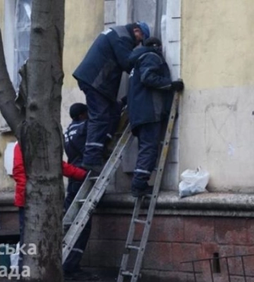 Відновлюють опалення, покрівлю та вікна: у Дніпрі комунальники ліквідовують наслідки ракетного удару