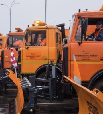 У Києві спецтехніка очікує на снігопад: протягом доби випаде до 15 см опадів