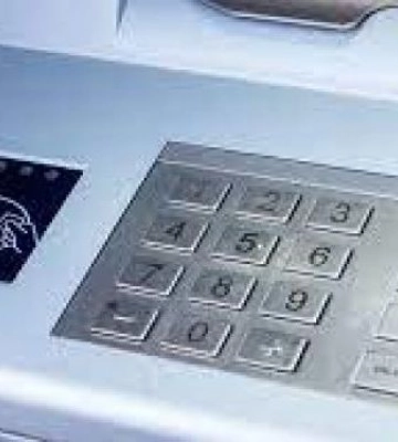 У Запоріжжі біля банкомату обікрали пенсіонерку