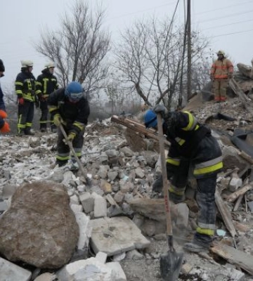 Запорізькі рятувальники закінчили розбирати завали на місці житлового будинку, який зруйнувала російська ракета