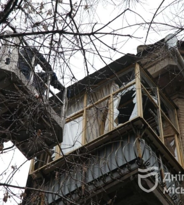 У Дніпрі комунальники ліквідовують наслідки ракетного удару
