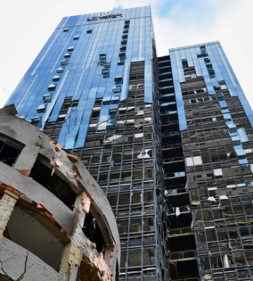 Стало известно, в каком состоянии разрушенный ракетой небоскреб 101 Tower возле вокзала - фото