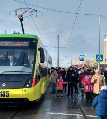 У Львові частково відновили роботу електротранспорту і додали на маршрути автобуси
