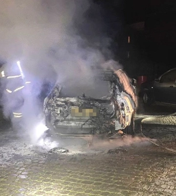 Невідомий підпалив автомобіль Volvo у центрі Рівного
