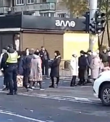 Одесити перекрили дорогу через відсутність світла у будинках (відео)