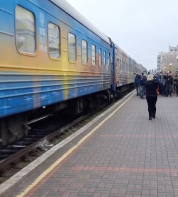 До звільненого Херсона прибув перший потяг. Відео