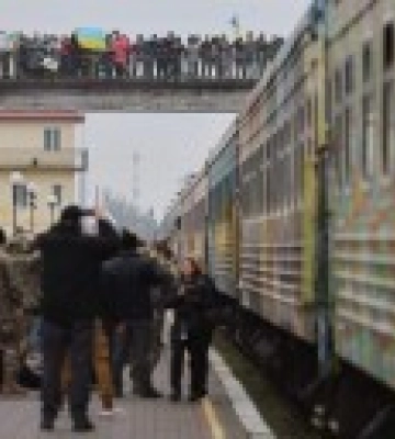 Впервые с 24 февраля в Херсон прибыл поезд. Его встречали аплодисментами и криками &quot;Слава Украине!&quot;