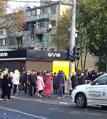 Одесситы продолжают перекрывать улицы, протестуя против отключений электроэнергии
