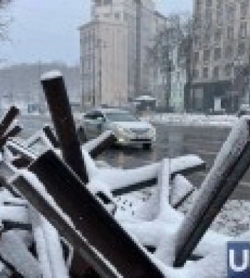 Киев засыпает снегом: на дорогах, мостах и тротуарах работает спецтехника