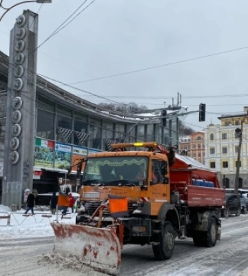 В Киеве снег убирают более 3700 коммунальщиков