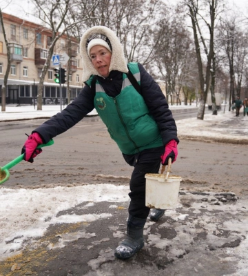 Ожеледиця в Харкові: сотні комунальників посипають доріжки піском
