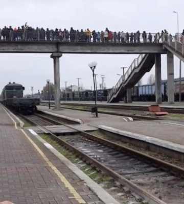 Вперше з 24 лютого до Херсона прибув поїзд. Його зустрічали оплесками та вигуками «Слава Україні!»