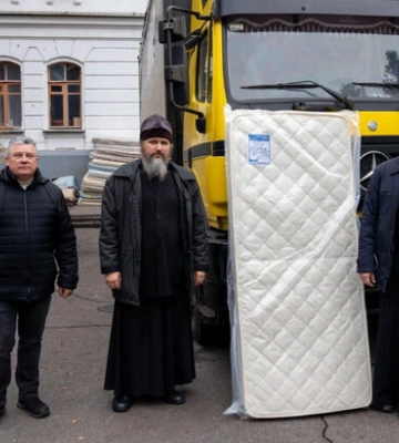 Киевская епархия УПЦ передала гуманитарную помощь в Святогорскую лавру