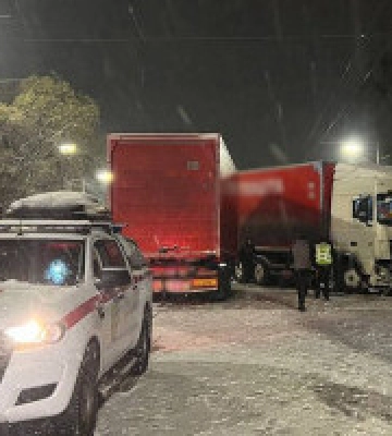 Перший снігопад: у столиці сталося 5 ДТП з потерпілими, на Київщині перекинулась маршрутка з пасажирами 