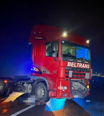 Перебігала дорогу у темряві: на трасі Одеса-Київ жінка потрапила під колеса вантажівки, - ФОТО
