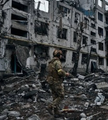 Невозможно смотреть без слез: фото пожилой пары после обстрела россиянами Бахмута