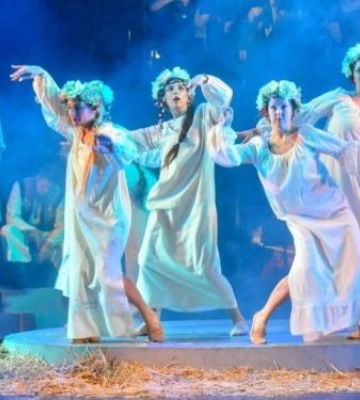 Запорізький театр відкрив сезон містичною українською виставою