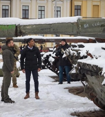 Сунак оглянув знищену техніку РФ у Києві