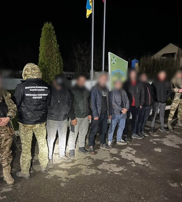 Сімох чоловіків, які планували незаконно перетнути кордон, зупинили прикордонники Закарпаття