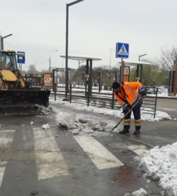 На улицах столицы работают около 200 единиц спецтехники