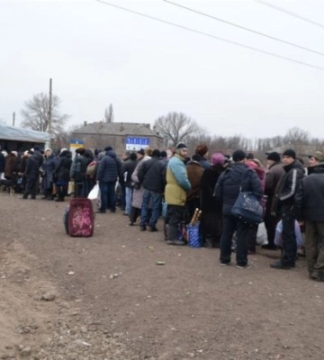 За тиждень тільки 840 людей виїхали з окупованих РФ територій. Тисячі чекають своєї черги