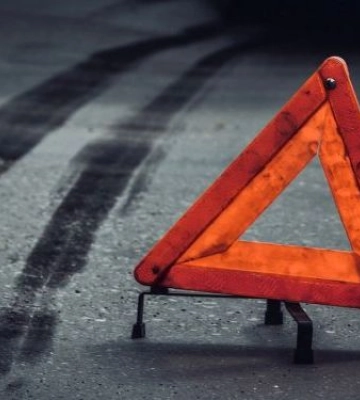 У Запоріжжі водій на іномарці врізався у припарковані автівки і втік