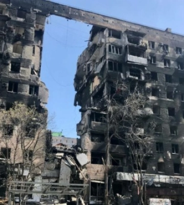 У Маріуполі загарбники продають населенню вікна, демонтовані в сусідніх будинках