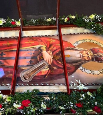 В Переяславі урочисто зустріли старовинну раку з часткою мощей святого чудотворця - покровителя Черкащини