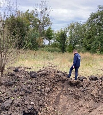 россияне атаковали жилой дом в Харьковской области: под завалами могут быть люди (Видео)