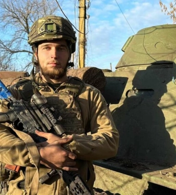 Ще 8 годин командував боєм: військовий з Дніпропетровщини продовжив відбивати атаку отримавши важке поранення