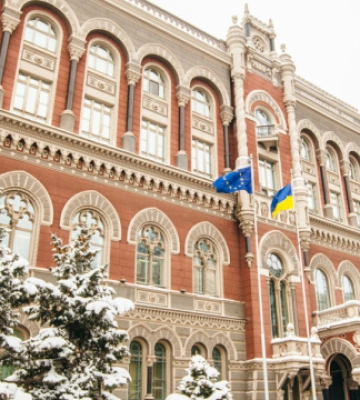 Нацбанк представил первую памятную медаль, посвященную городам героев