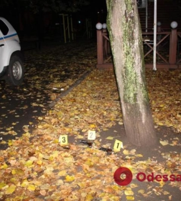 Во время комендантского часа в центре Одессы задержали двоих мужчин с оружием