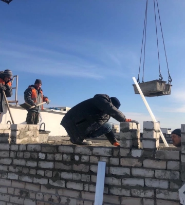 В Харькове отстраивают еще один дом, поврежденный обстрелом 