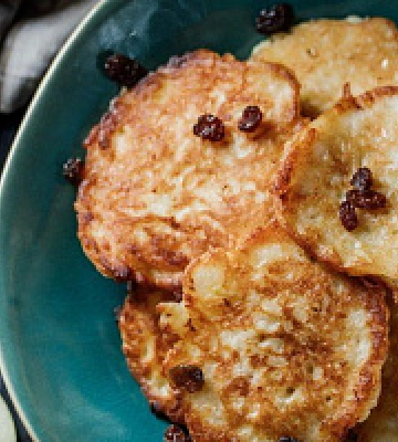 Рецепт оладий с яблоками и изюмом