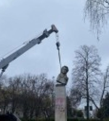 Пушкинопад продолжается: бюст русского поэта снесли в Кременчуге