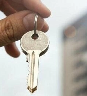 Орендувала квартиру, а потім здала її двом родинам: в Одесі за шахрайство затримали жительку Закарпаття — поліція