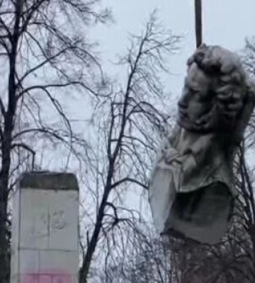 Погруддя Пушкіна демонтували у Кременчуці. ВІДЕО+ФОТОрепортаж