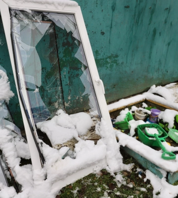 Як мешканці передмістя Львова оговтуються після другої поспіль ракетної атаки (репортаж)
