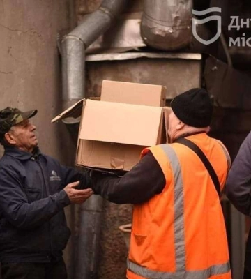 Одяг, взуття, спальники, продукти, корми для тварин: допомога від Дніпра за тиждень