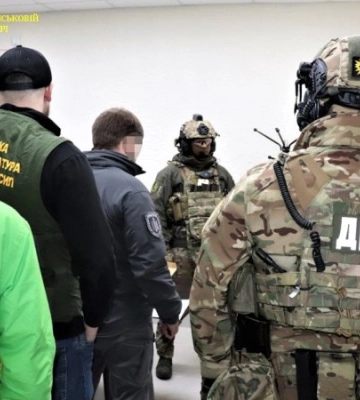 На Донеччині викрили схему збуту вогнепальної зброї, яку налагодили співробітники патрульної поліції