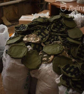 Одяг, продукти, аптечки, окопні пальники: Дніпро вчергове передав допомогу 